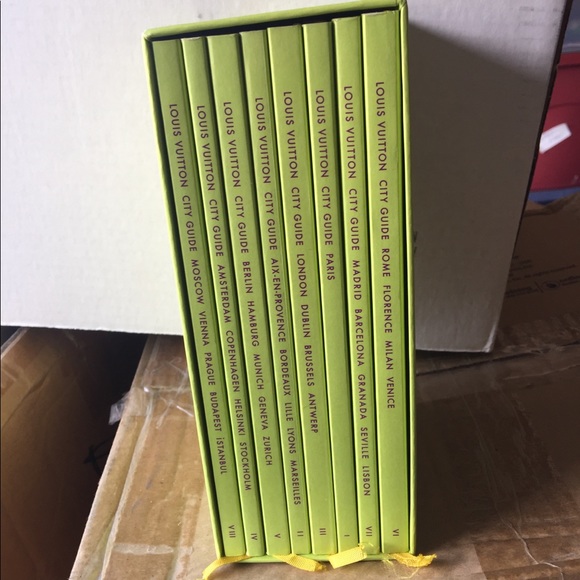 Louis Vuitton Other - LOUIS VUITTON City Guides 2002, Set of 8